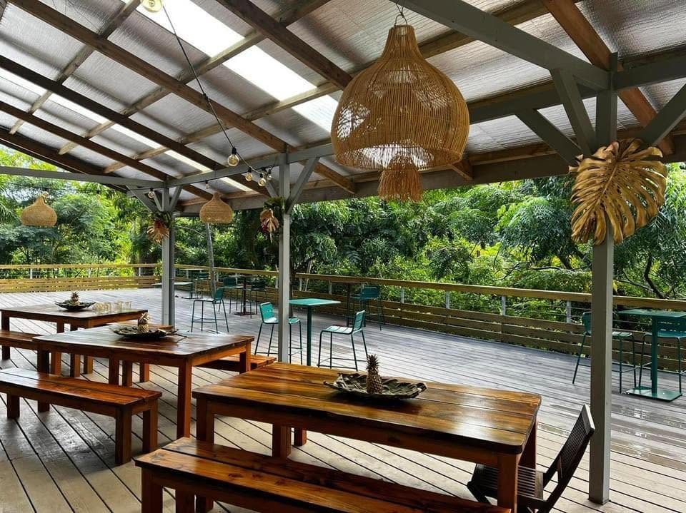 Le grand fare en bois de Tahiri Valley, tables et bancs face à la forêt